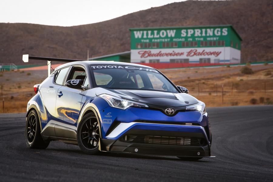 Toyota C-HR R-Tuned 2017 года  (фото 17 из 24)